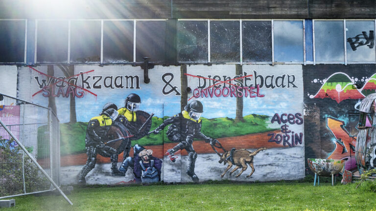 Kritiek op politie in levensgrote graffiti op buitenmuur Koel 310