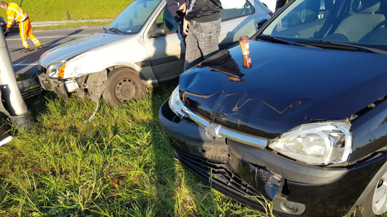 Verkeersongeval met drie auto’s en lantaarnpaal op N242 in Alkmaar