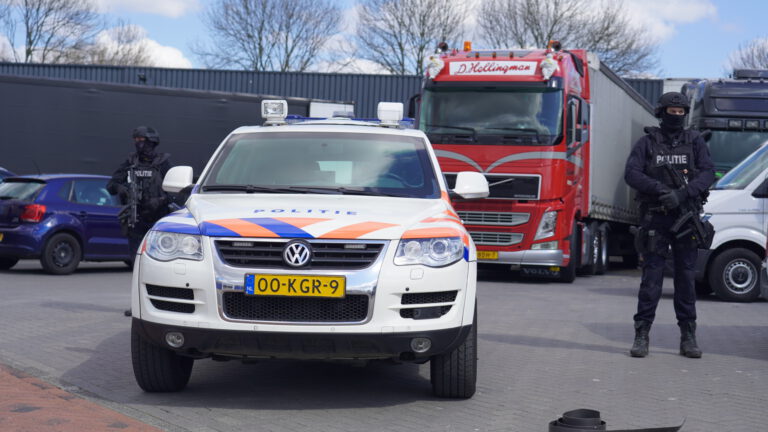 Zwaarbewapende politie op industrieterrein in Oudorp voor ‘lopend onderzoek’