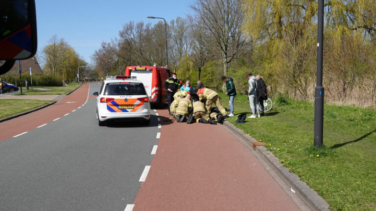 Jongen komt met voet klem tussen wielspaken, brandweer en ambulance schieten te hulp