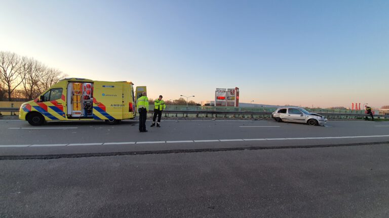 Zwaar eenzijdig ongeval met twee gewonden op N242 in Alkmaar