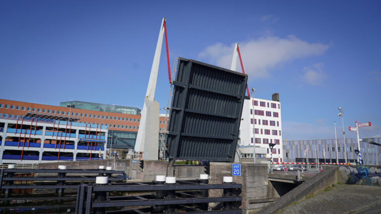 Tesselsebrug zondagochtend in storing