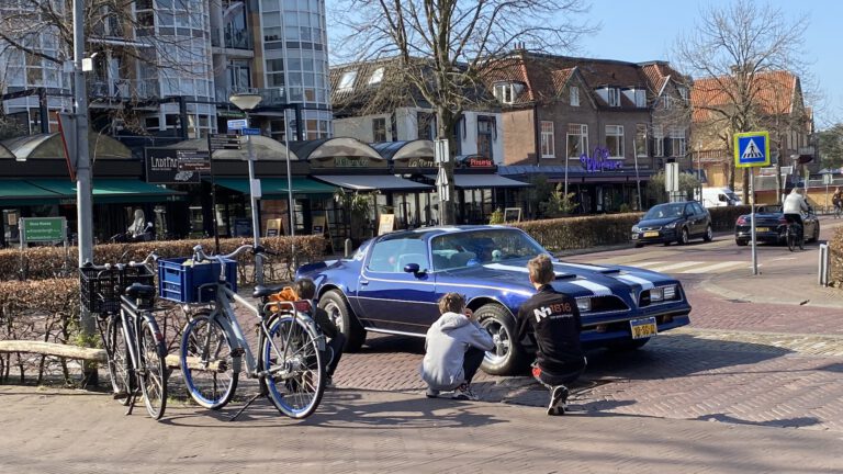 Extra verkeerstoezicht politie tegen geluidsoverlast en hard rijden in Bergen