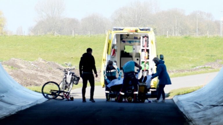 Wielrenner gewond na valpartij in tunneltje onder N242 bij Schermerdijk