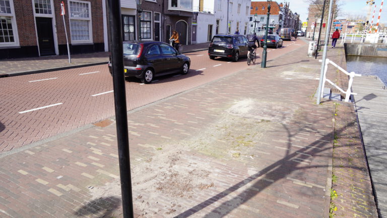 Gemeente plaatst bankjes en bloembakken in binnenstad meteen weer terug na commotie