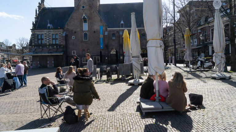 Met klapstoeltjes in het zonnetje op het Waagplein