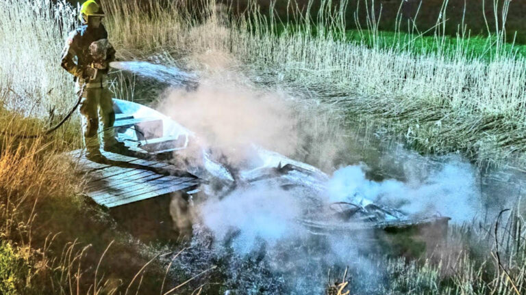 Brand verwoest bootje en rietkraag bij Nesdijk, brandstichting vermoed