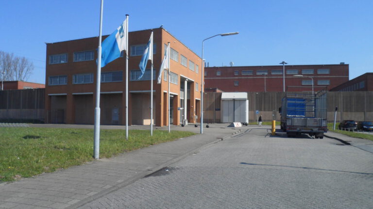 Gedetineerden vangen bot bij Openbaar Ministerie met aangifte tegen gevangenisdirecteur