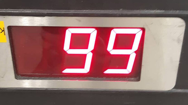 Politie Alkmaar haalt bromfiets met topsnelheid van 66 km/u van de weg
