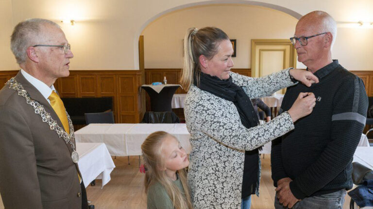 Cees Pronk krijgt Alkmaars ere-insigne voor zijn bijdragen aan de sport