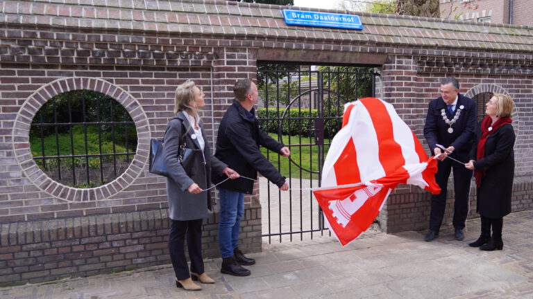 Verzetsheld geëerd met Bram Daalderhof: “De cirkel is rond, Bram is thuis”