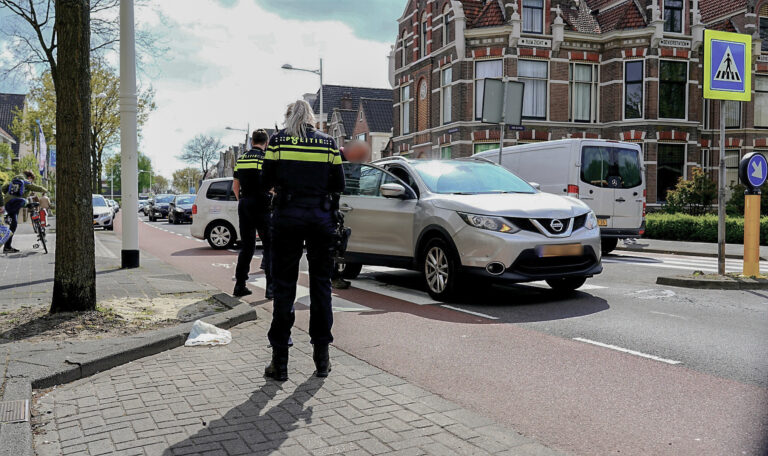 Voetganger belandt in ziekenhuis na aanrijding op zebrapad Kennemerstraatweg