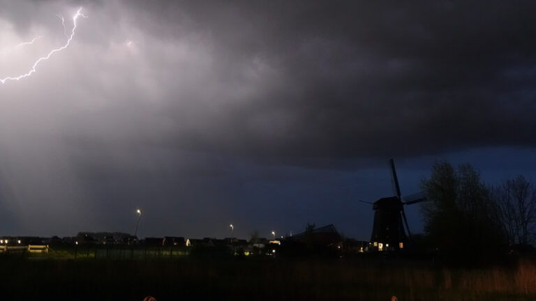 Brandweer rukt uit voor mogelijke blikseminslag Twuijvermolen