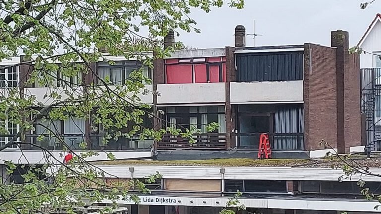 Einde voor Bakemaflat aan Plein Bergen nadert, woningen dichtgetimmerd