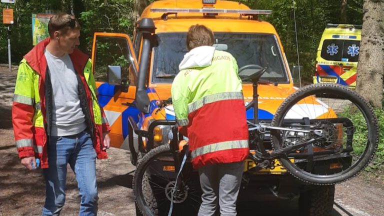 Rugletsel en gebroken sleutelbeen na val op mtb-parcours bij Schoorlse Nok
