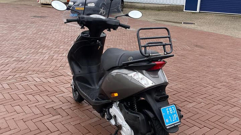 Twee jongemannen stelen twee Piaggio’s bij Jan Arentsz college in Alkmaar