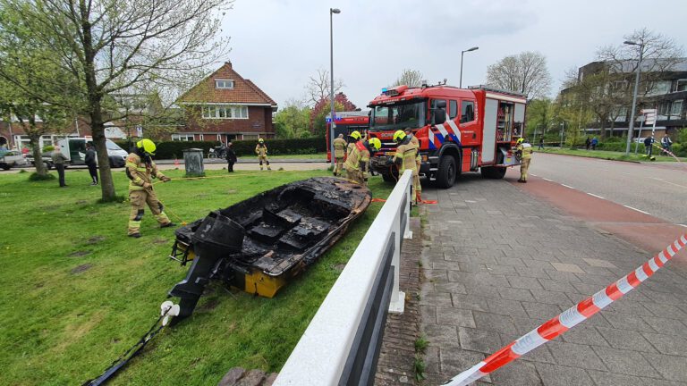 Bootje uitgebrand onder brug van Beethovensingel in Alkmaar