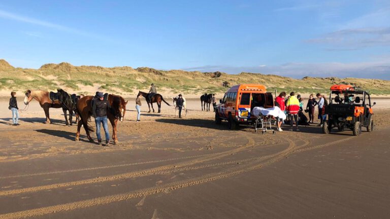 Lange zoektocht naar amazone die van paard valt bij Schoorl