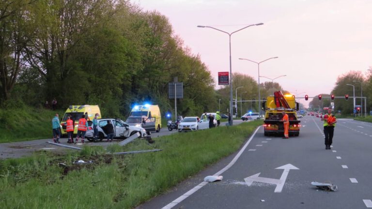 Gewonde bij aanrijding met lichtmast Huiswaarderweg Alkmaar