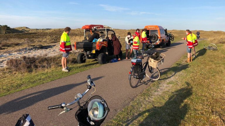 Reddingsbrigade komt als geroepen bij valpartij moeder met kinderen op fiets