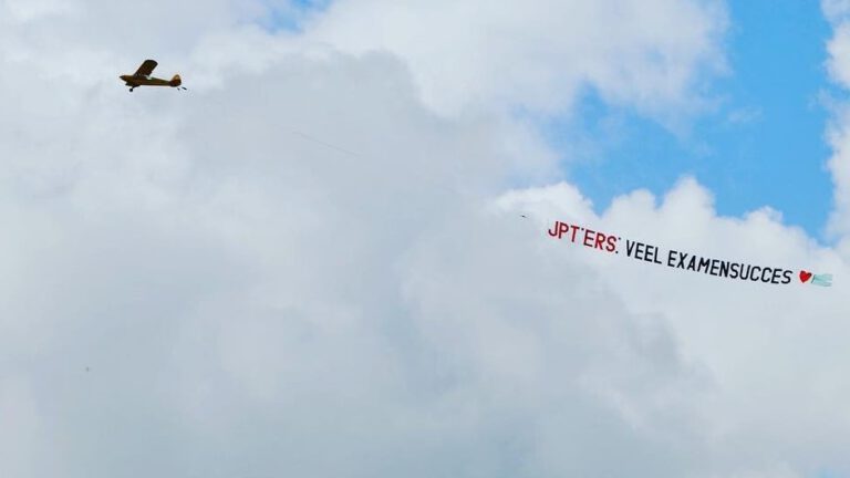 Reclamevliegtuigje wenst 350 examenleerlingen van Jac. P. Thijssecollege succes