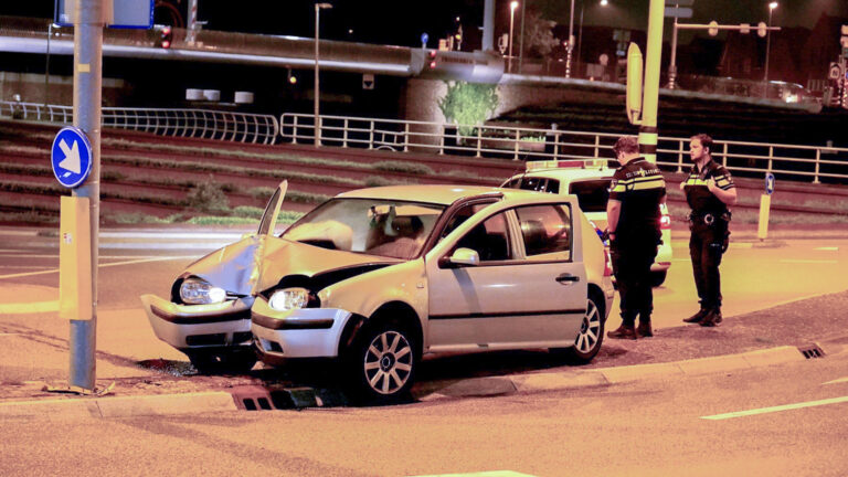 Bestuurder Volkswagen Golf gaat er vandoor na rammen lantaarnpaal
