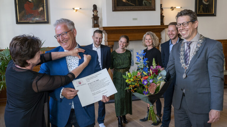 Ere-insigne in goud van de stad Alkmaar voor de heer Odijk