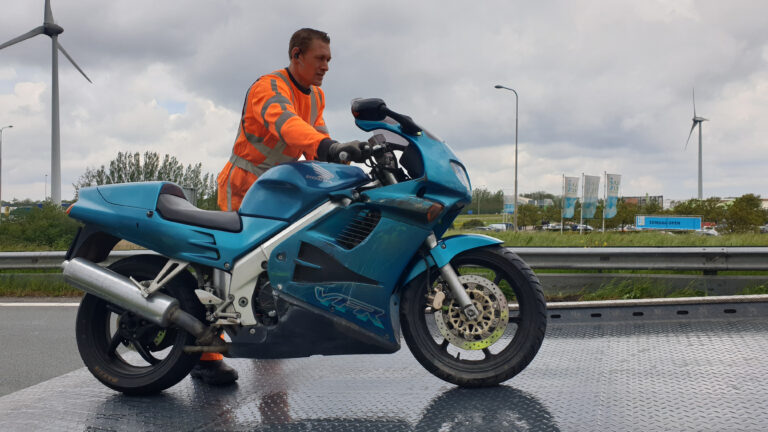 Motorrijder onderuit op afslag N242