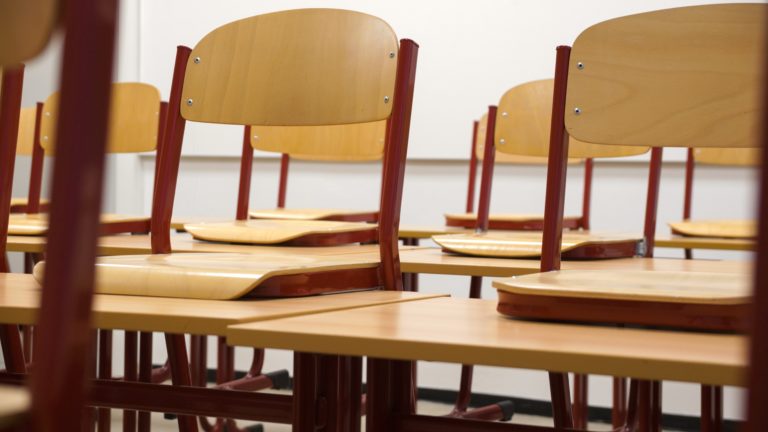 Aantal leerlingen per docent in basisonderwijs daalde bijna overal, maar vooral in gemeente Bergen