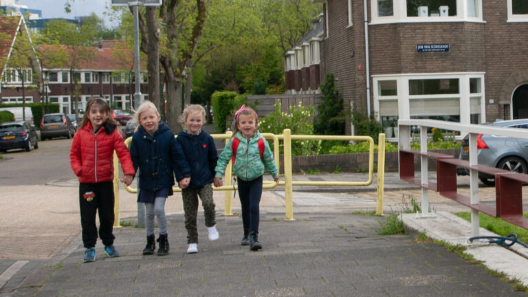 Zesjarige Madelief 500e deelnemer aan thuiseditie Avond4daagse Alkmaar