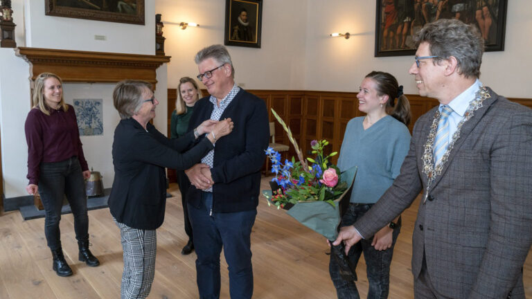 Ere-insigne in goud van de stad Alkmaar voor Ko van Nieuwkerk