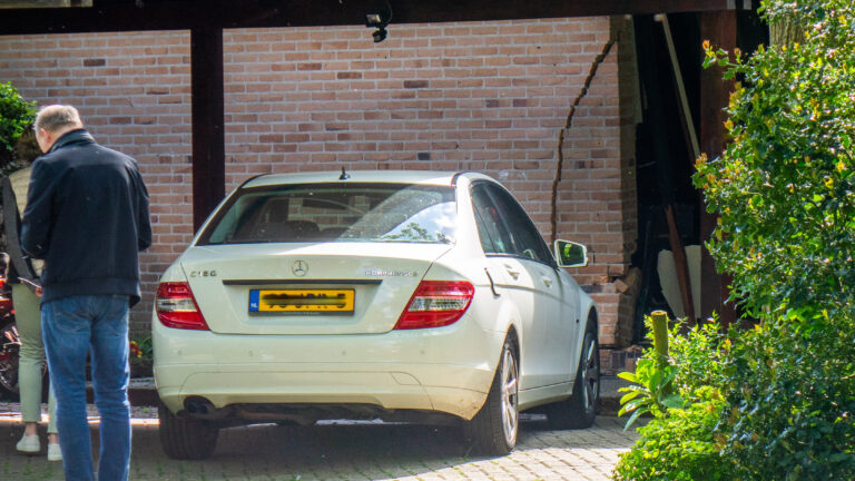 Vrouw uit Bergen ramt eigen huis met auto