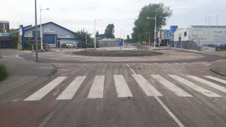 Rotondes Koedijkerstraat klaar, nu nog ruim twee maanden werk aan weg naar Zeswielen