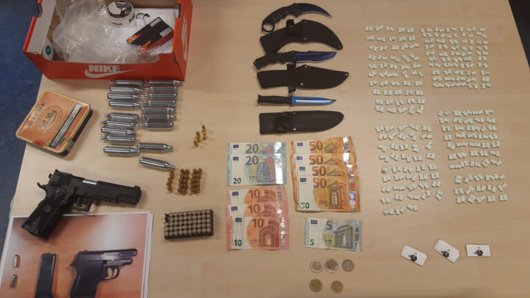 Aanhouding door politie Heerhugowaard na vondst wapens en harddrugs