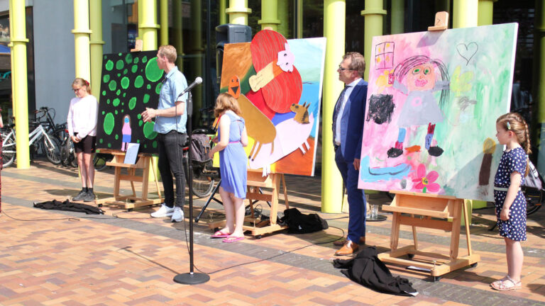 Kunstwerken van Danie, Maren en Ditte onthuld door cultuurwethouders Dijk en Waard