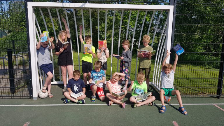 Leeskampioenen Vinckhuysenschool West-Graftdijk verslinden 145 boeken en winnen ontmoeting met AZ-speler