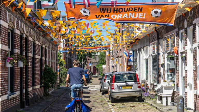 Stadswerk072 geeft EK-tip: hang vlaggetjes hoger dan 4,1 meter boven de straat