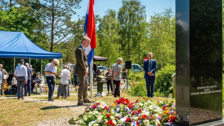 Sobere herdenking bij monument Kamp Schoorl