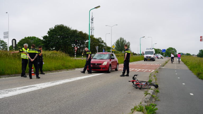 Wielrenner gewond bij botsing op parallelweg van Provincialeweg in Noord-Scharwoude