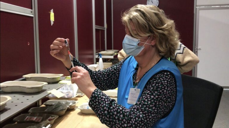 GGD HN zet nu 7.000 prikken per dag: “Begin juli iedereen die wil eerste vaccinatie”