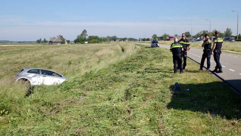 Auto belandt vanaf N9 tussen Bergen en Schoorldam achterstevoren in sloot
