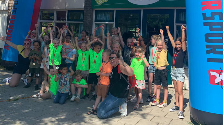 Kinderen van Kiddies en SKOA lopen Avond4daagse Home Edition in estafettevorm