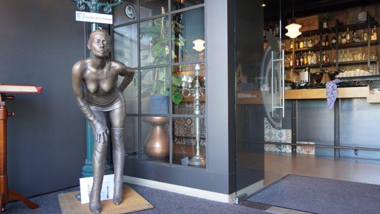 Beeld sekswerker Susanne verleidt nu de gasten bij restaurant Turfmarkt