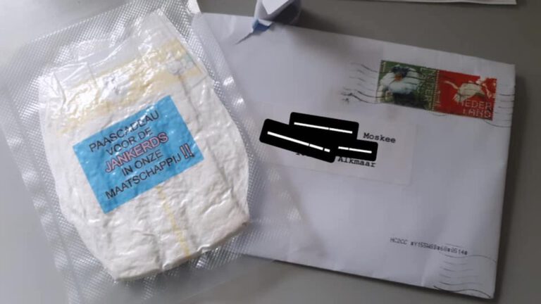 Intimiderende enveloppen met luiers bij moskeeën zijn ‘niet strafbaar’