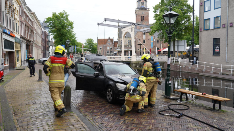Motorblok van auto vliegt onderweg in brand op Voordam