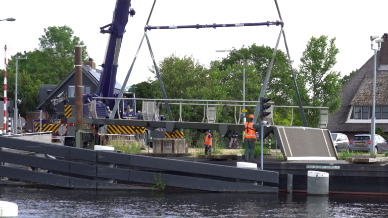 Rekervlotbrug gelicht en onderweg naar werf voor reparatie