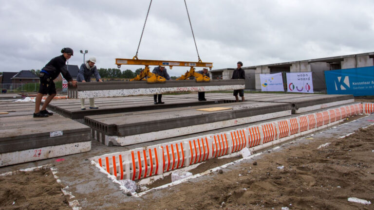 Eerste vloerplaten voor vijfde woonzorglocatie Esgédé-Reigersdaal in De Draai