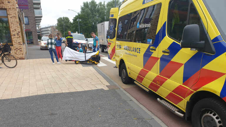 Scooterrijder rijdt oudere man omver op zebrapad Koelmalaan en rijdt door