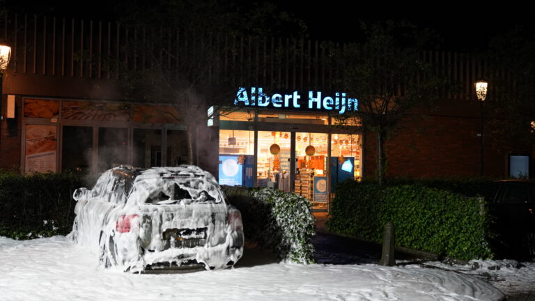 Porsche Cayenne gaat in vlammen op aan Van Ostadelaan