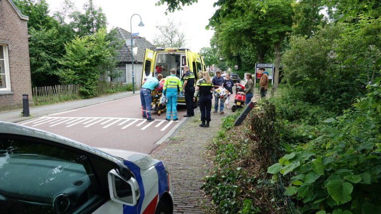 Scooterrijdster rijdt achterop auto op Heereweg in Groet